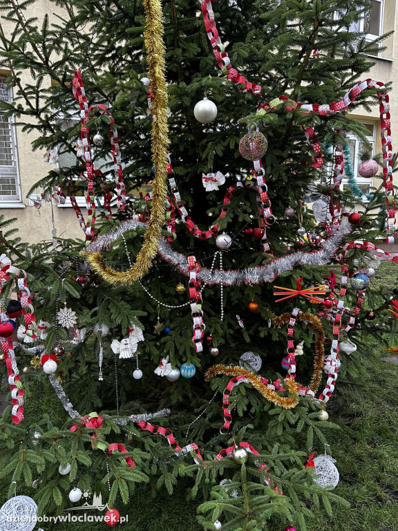 Ubieranie choinki w Szkole Podstawowej nr 3