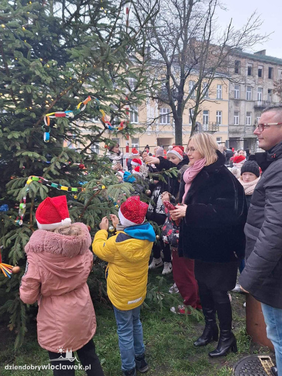 Ubieranie choinki w Szkole Podstawowej nr 3