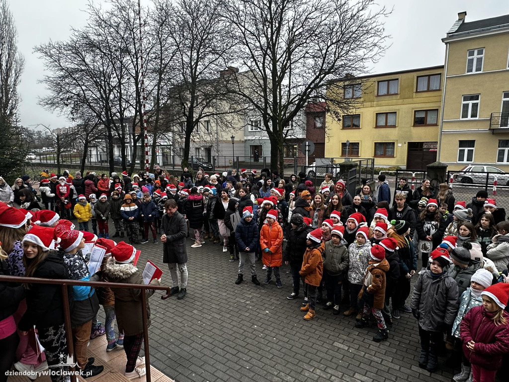 Ubieranie choinki w Szkole Podstawowej nr 3