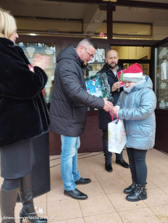 Ubieranie choinki w Szkole Podstawowej nr 3