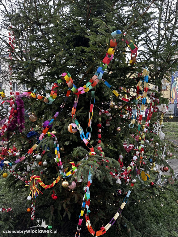 Ubieranie choinki w Szkole Podstawowej nr 3