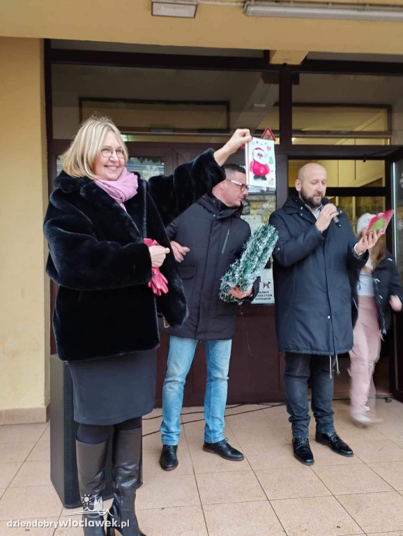 Ubieranie choinki w Szkole Podstawowej nr 3