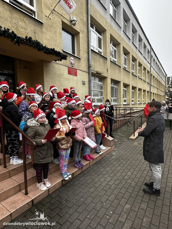 Ubieranie choinki w Szkole Podstawowej nr 3