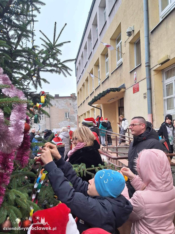 Ubieranie choinki w Szkole Podstawowej nr 3