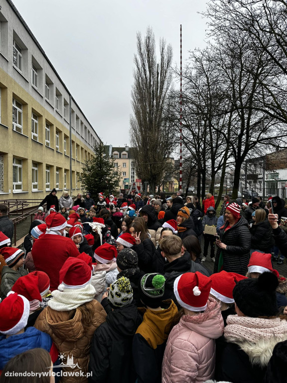 Ubieranie choinki w Szkole Podstawowej nr 3