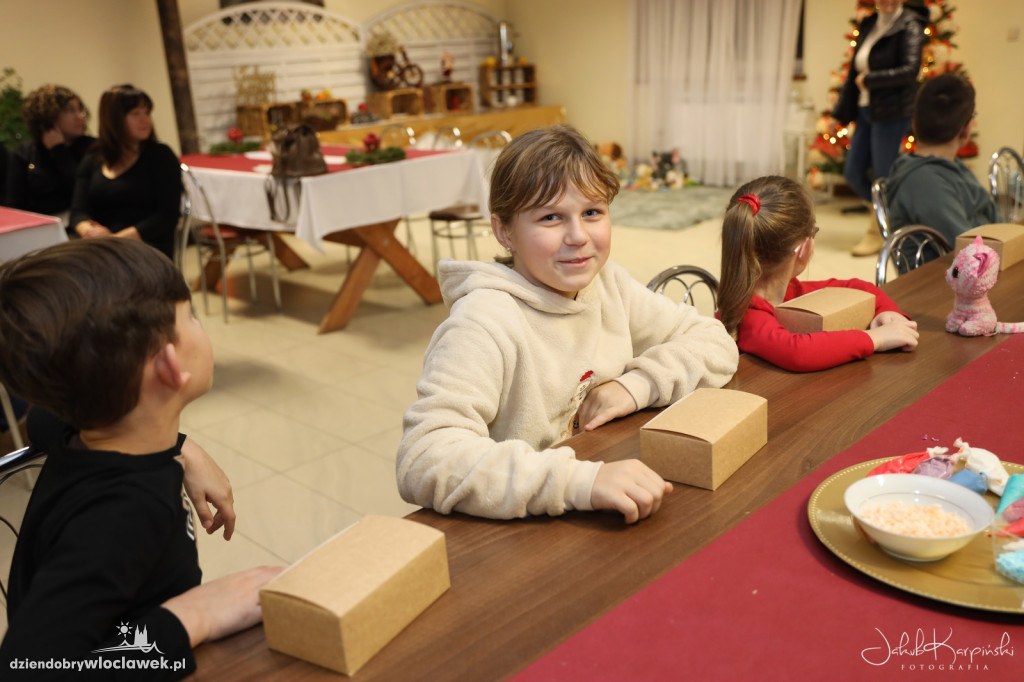 Dzieci dekorowały pierniki U Grażyny