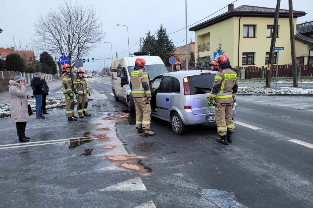 Czołowe zderzenie na skrzyżowaniu