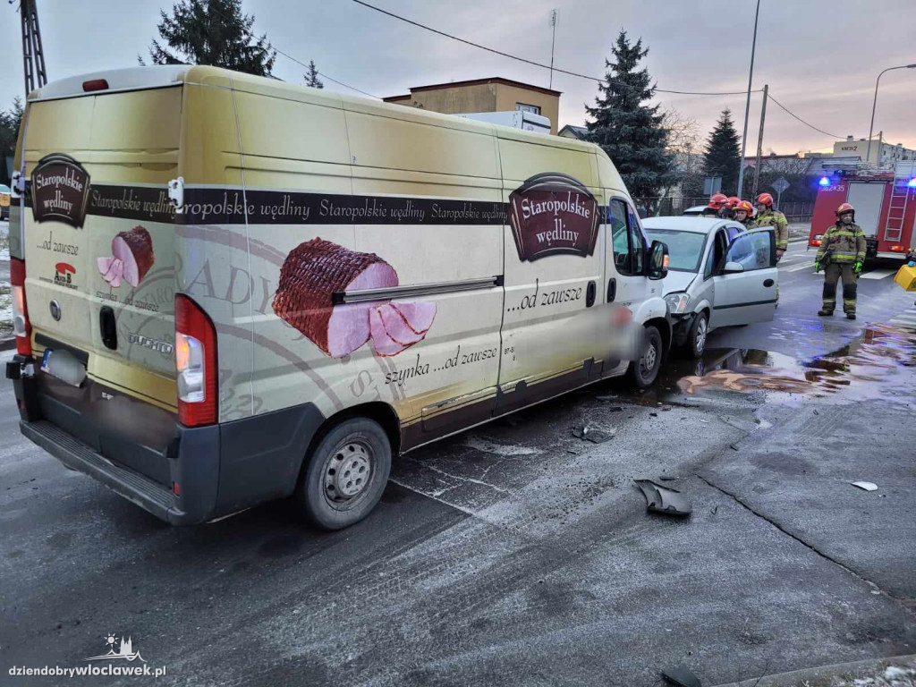 Czołowe zderzenie na skrzyżowaniu