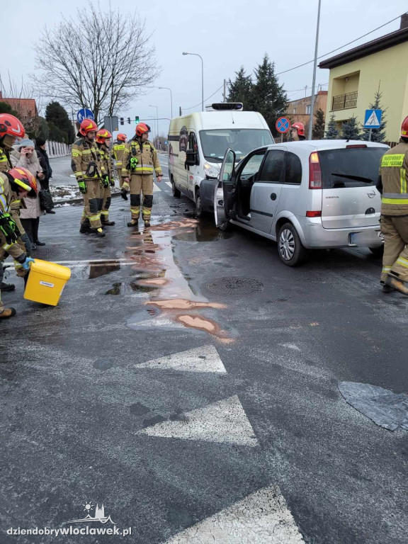 Czołowe zderzenie na skrzyżowaniu