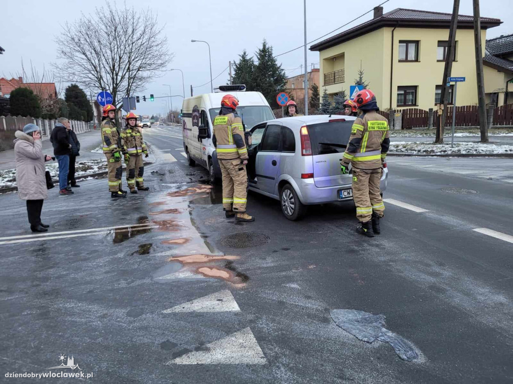 Czołowe zderzenie na skrzyżowaniu