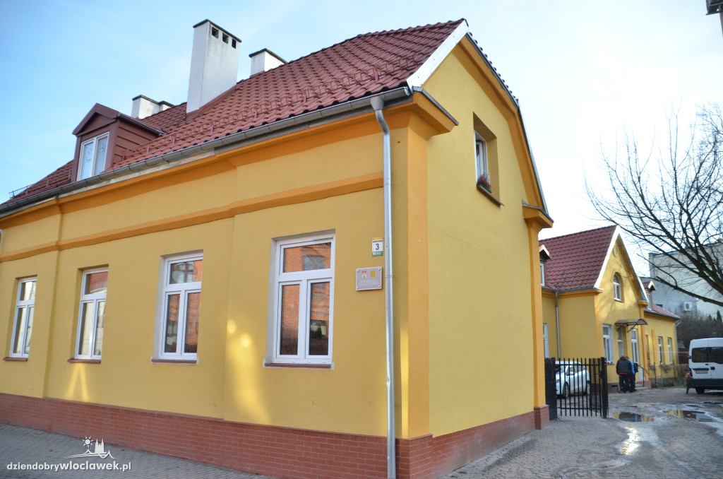 Grzyb w domu z muralem