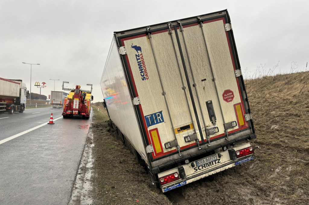 Ciężarówka w rowie na A1 w Wieńcu