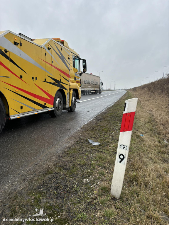Ciężarówka w rowie na A1 w Wieńcu