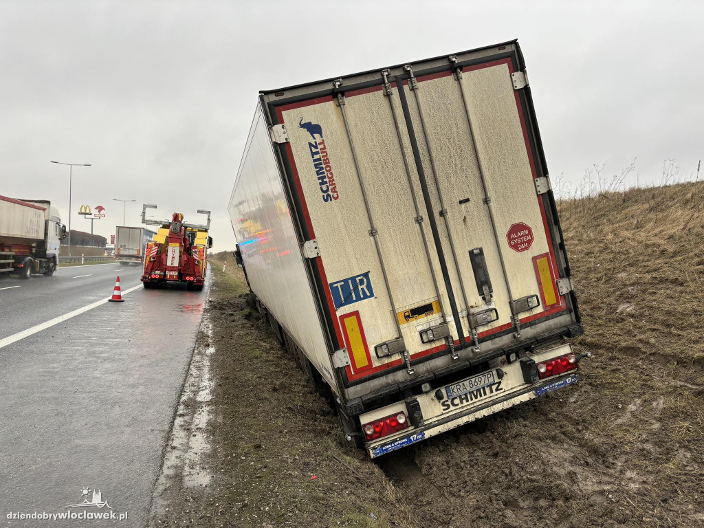Ciężarówka w rowie na A1 w Wieńcu