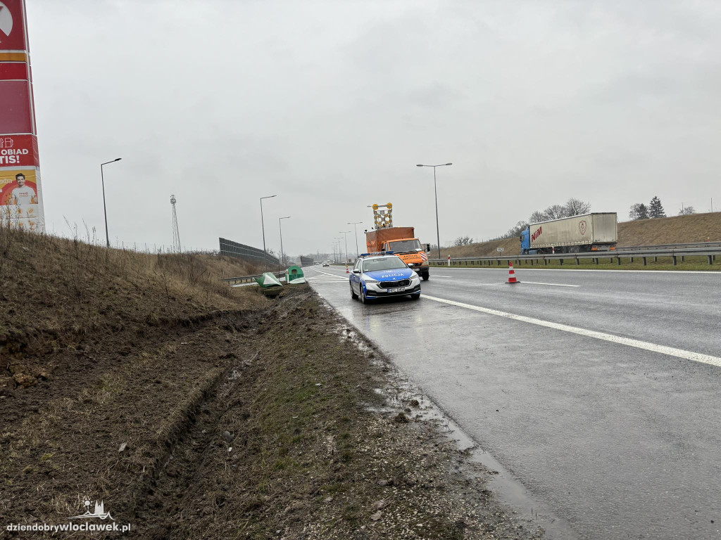 Ciężarówka w rowie na A1 w Wieńcu