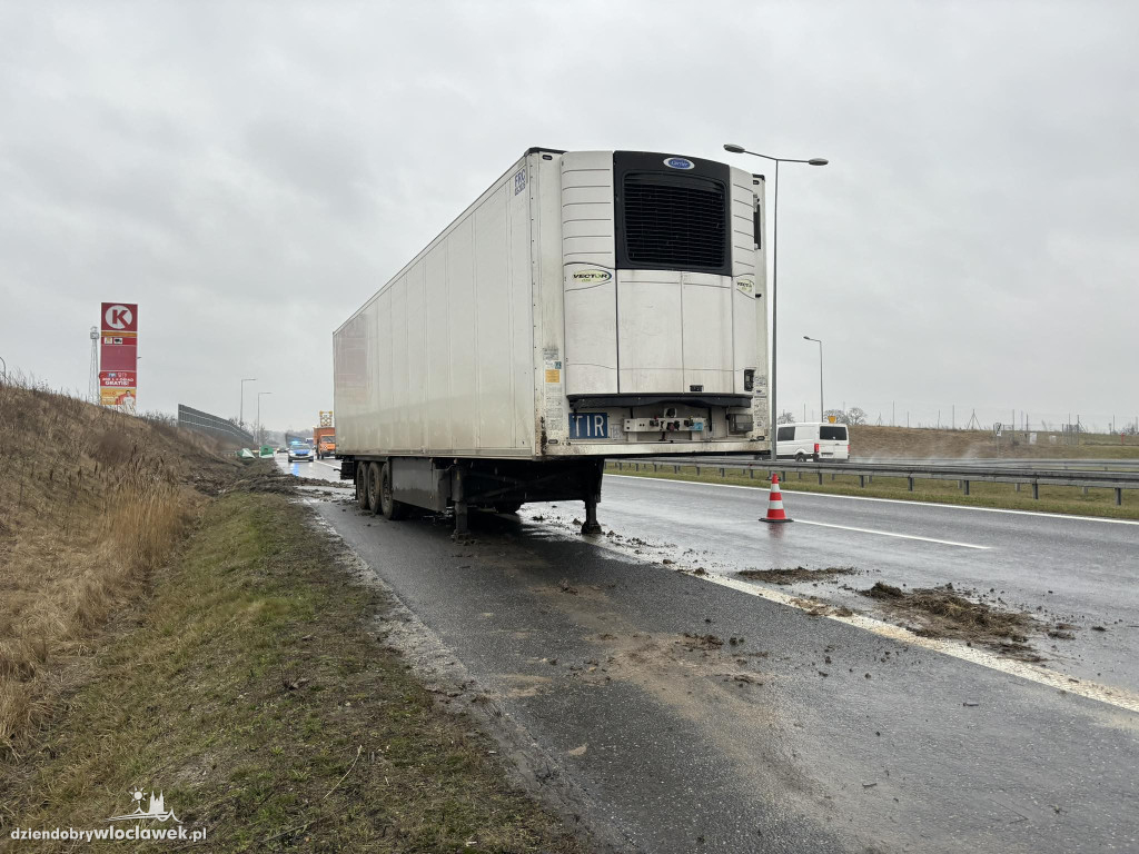 Ciężarówka w rowie na A1 w Wieńcu