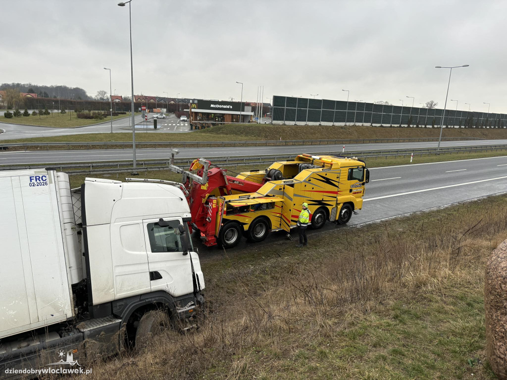 Ciężarówka w rowie na A1 w Wieńcu