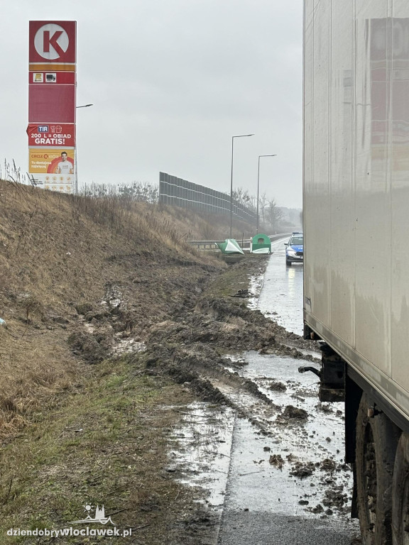 Ciężarówka w rowie na A1 w Wieńcu