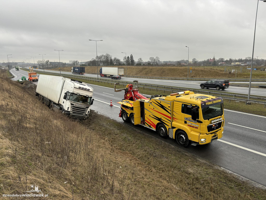 Ciężarówka w rowie na A1 w Wieńcu