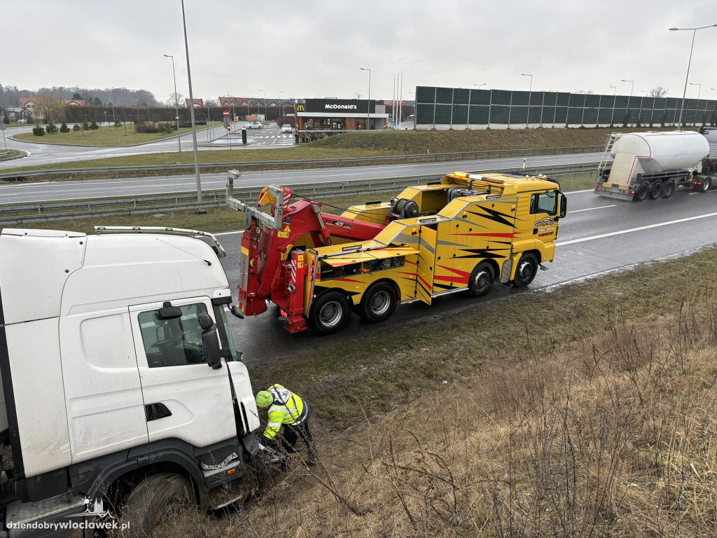 Ciężarówka w rowie na A1 w Wieńcu