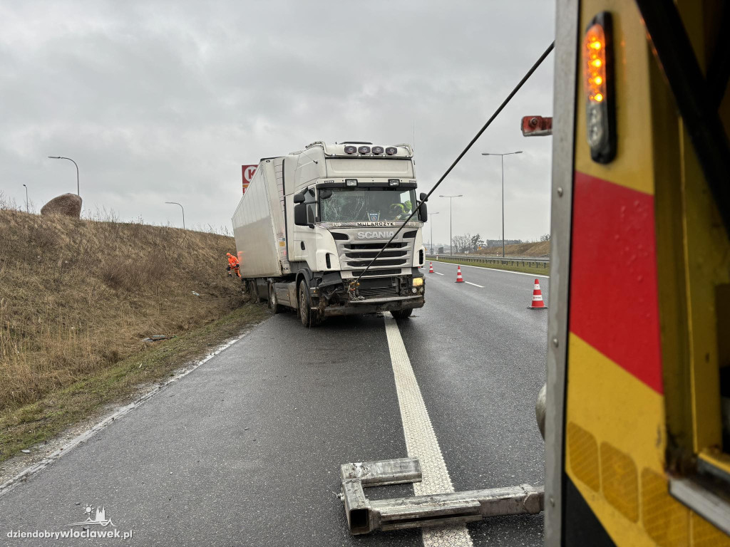 Ciężarówka w rowie na A1 w Wieńcu