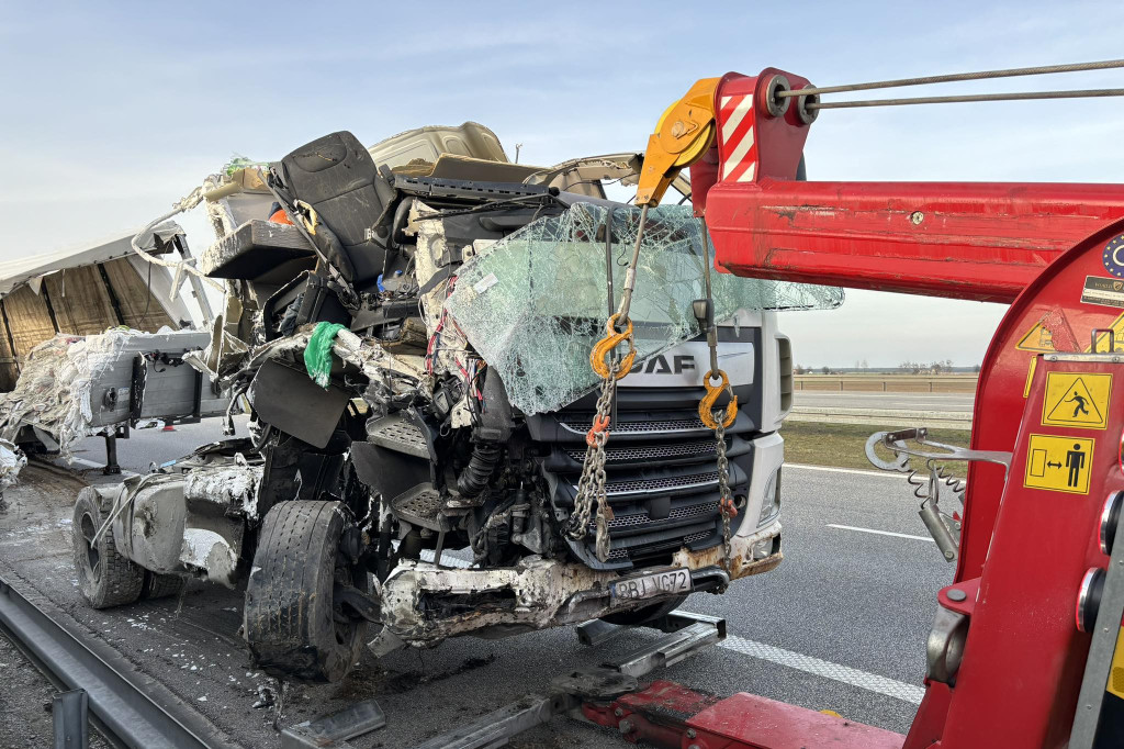 A1: ciężarówki uderzyła w bariery energochłonne