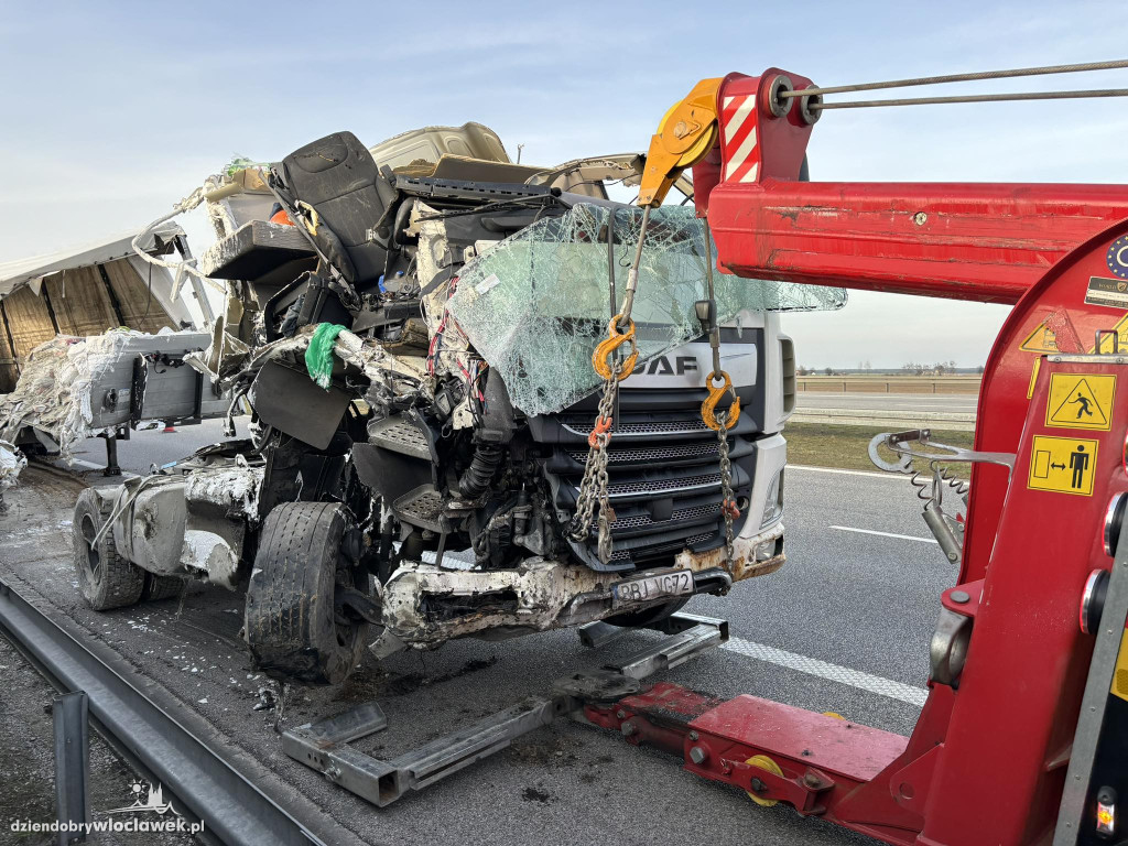 A1: ciężarówki uderzyła w bariery energochłonne