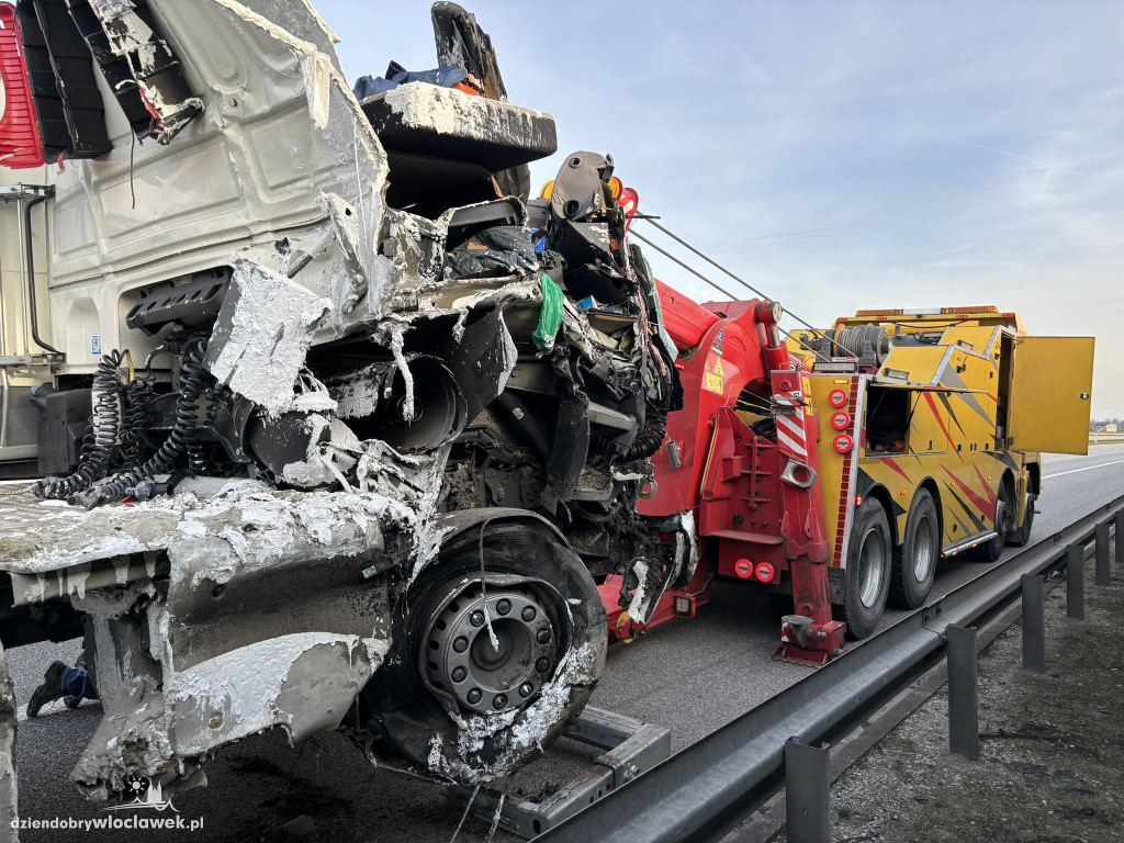 A1: ciężarówki uderzyła w bariery energochłonne