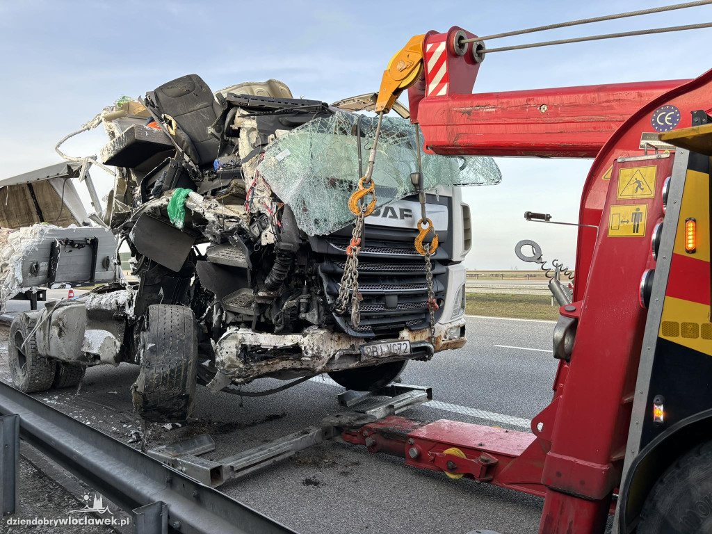 A1: ciężarówki uderzyła w bariery energochłonne