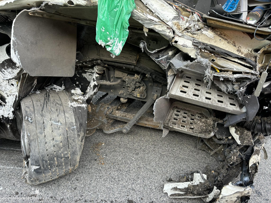 A1: ciężarówki uderzyła w bariery energochłonne