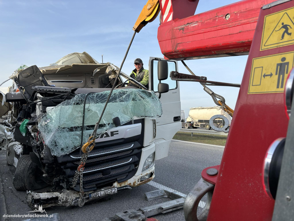 A1: ciężarówki uderzyła w bariery energochłonne