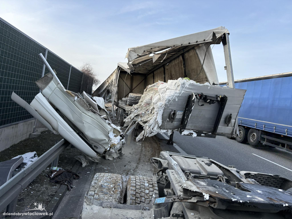 A1: ciężarówki uderzyła w bariery energochłonne