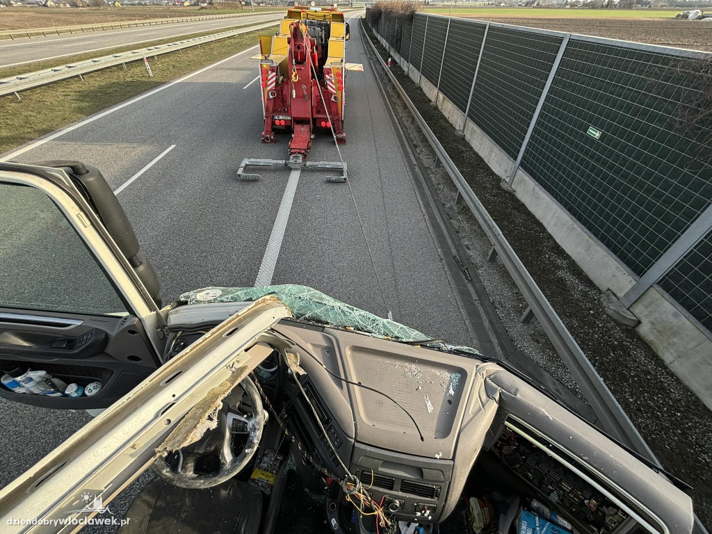 A1: ciężarówki uderzyła w bariery energochłonne