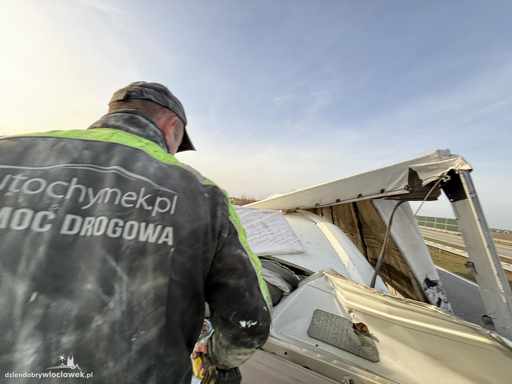 A1: ciężarówki uderzyła w bariery energochłonne