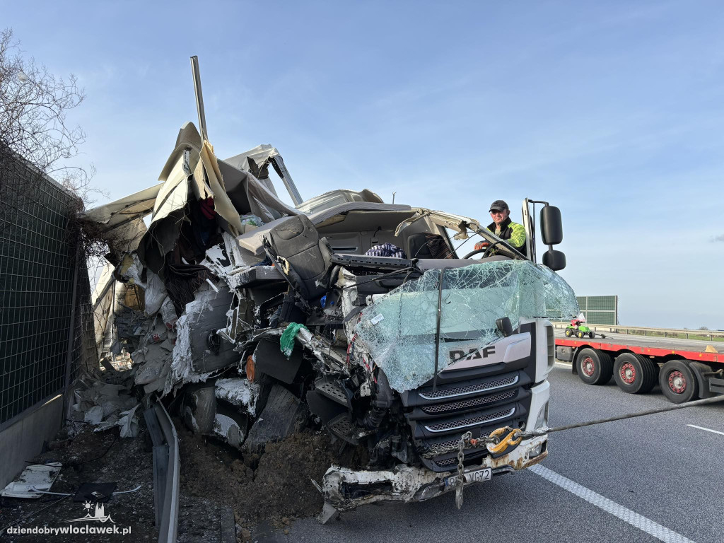 A1: ciężarówki uderzyła w bariery energochłonne