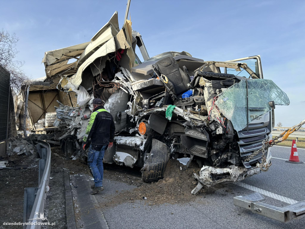 A1: ciężarówki uderzyła w bariery energochłonne