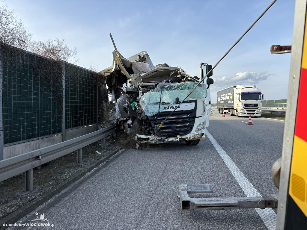 A1: ciężarówki uderzyła w bariery energochłonne