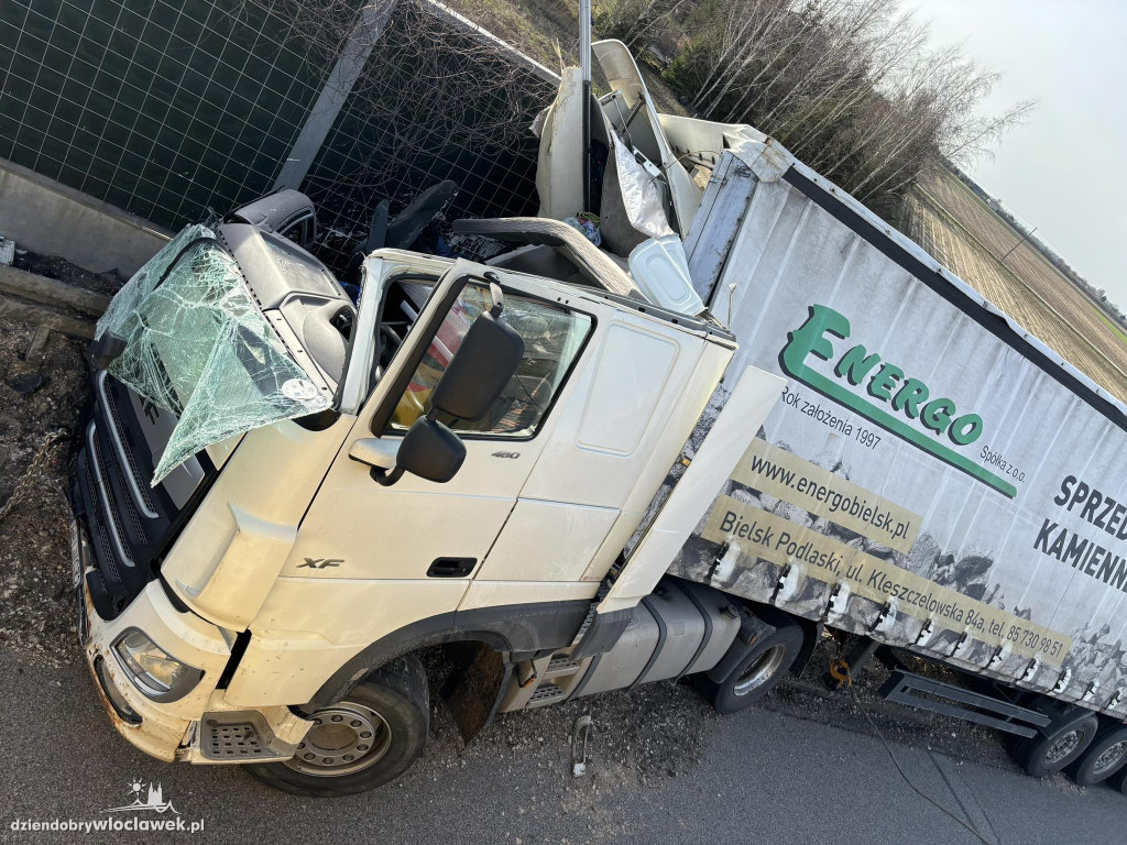 A1: ciężarówki uderzyła w bariery energochłonne