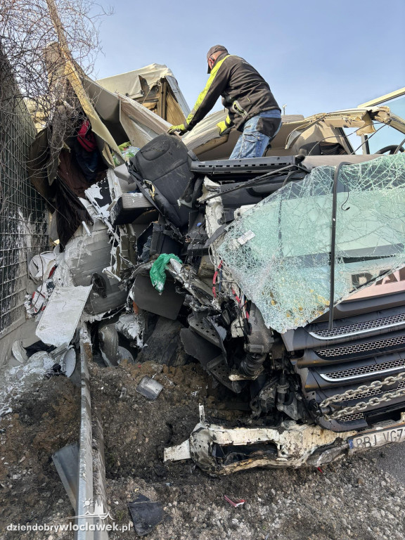 A1: ciężarówki uderzyła w bariery energochłonne