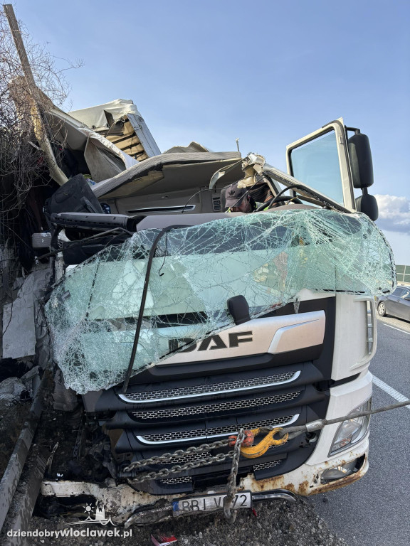 A1: ciężarówki uderzyła w bariery energochłonne