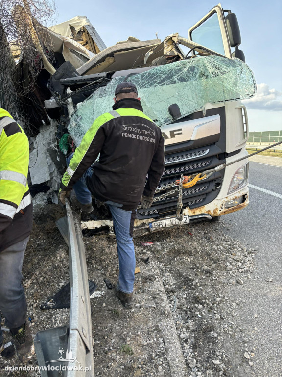 A1: ciężarówki uderzyła w bariery energochłonne