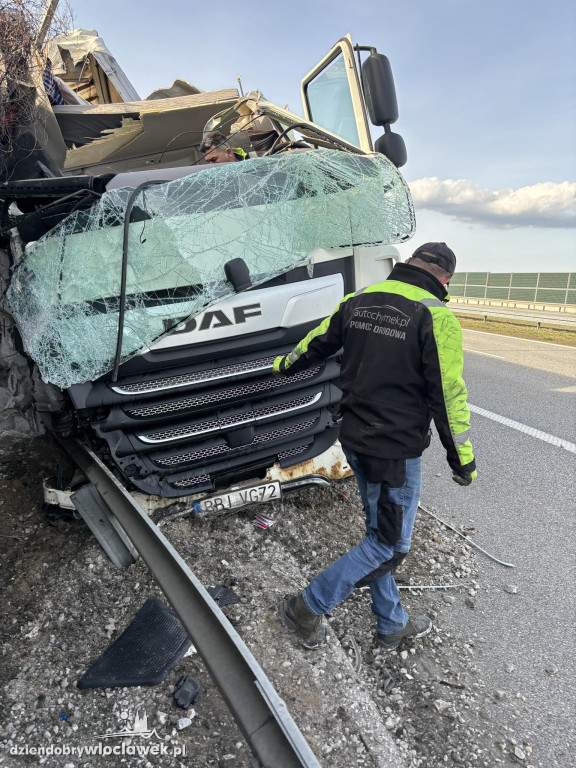 A1: ciężarówki uderzyła w bariery energochłonne