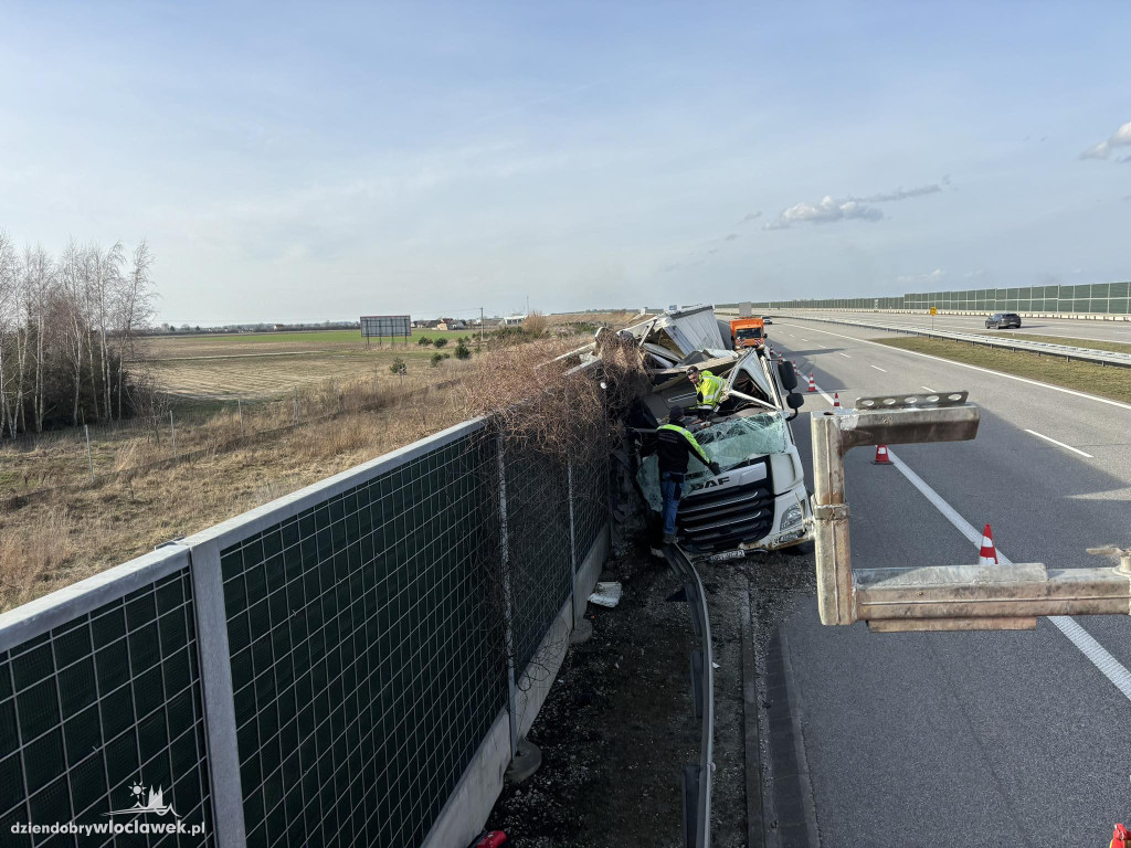 A1: ciężarówki uderzyła w bariery energochłonne