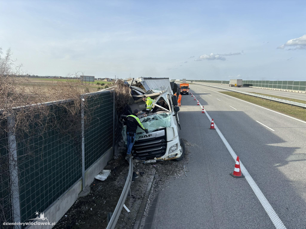 A1: ciężarówki uderzyła w bariery energochłonne