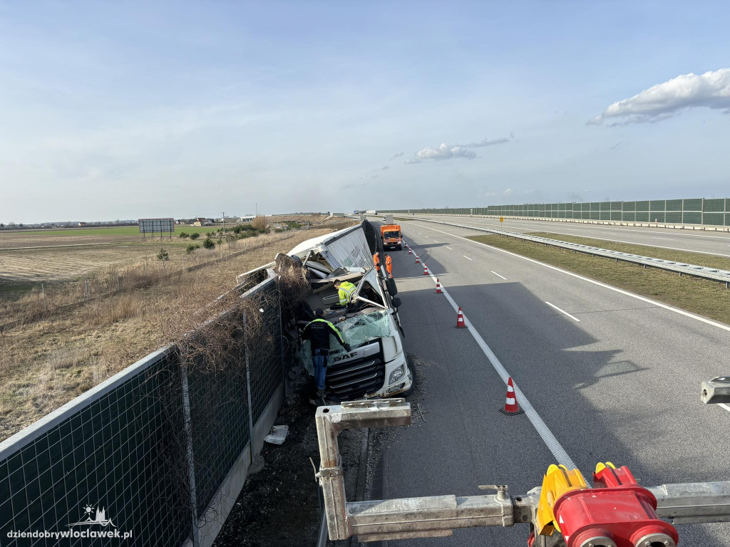 A1: ciężarówki uderzyła w bariery energochłonne