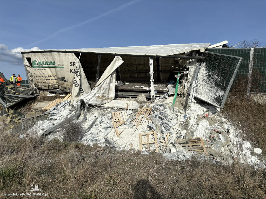 A1: ciężarówki uderzyła w bariery energochłonne