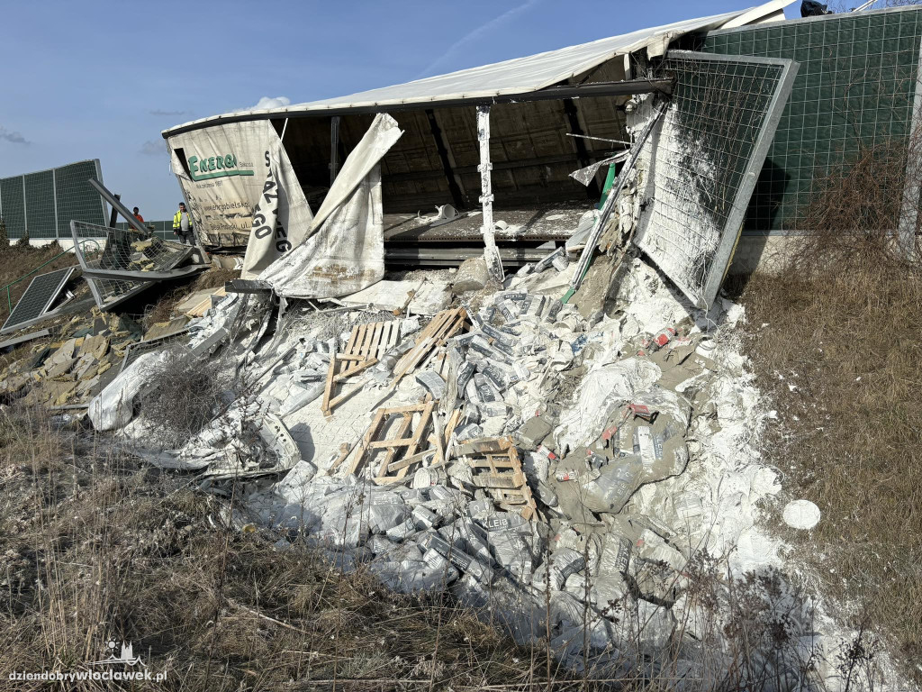A1: ciężarówki uderzyła w bariery energochłonne