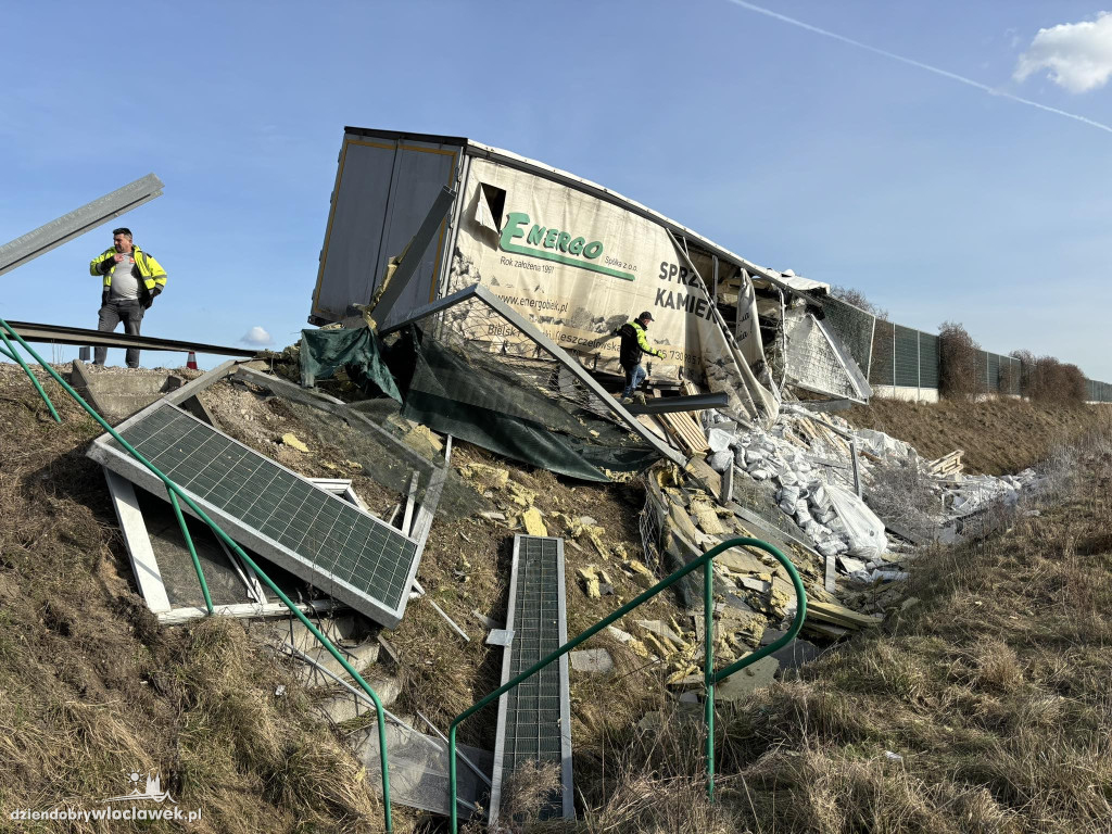A1: ciężarówki uderzyła w bariery energochłonne