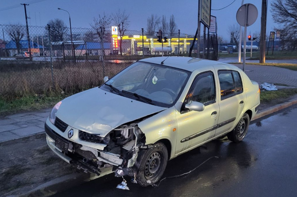 Zderzenie na ruchliwym skrzyżowaniu. Dwa auta rozbite