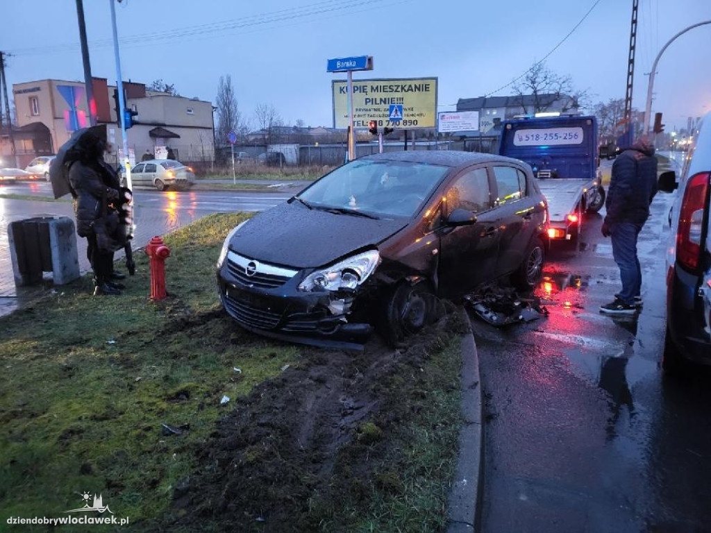 Zderzenie na ruchliwym skrzyżowaniu. Dwa auta rozbite